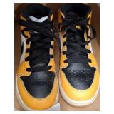 NIKE SIZE 4.5 Y SHOES