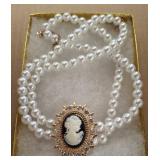 CAMEO AND PEARL LOOK NECKLACE