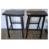 PAIR OF WOODEN BAR STOOLS 29IN