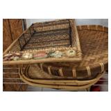 ASSORTED WICKER AND BAMBOO SERVING TRAYS