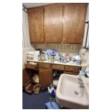 CONTENTS OF BATHROOM, LINENS, MISC