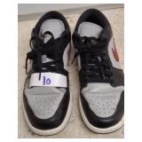 NIKES SIZE 10