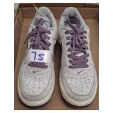 NIKES SIZE 7.5