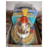 LUNCH TINS AND SPINNING KIDS TOY