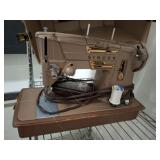 SINGER VINTAGE PORTABLE SEWING MACHINE