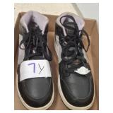 NIKES SIZE 7Y