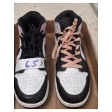 NIKES SIZE 6.5Y