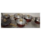 SET OF COOKWARE W/ GLASS LIDS