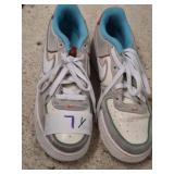 NIKES SIZE 7Y