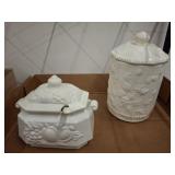 COVERED GRAVY AND CANISTER