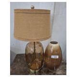 DECORATIVE VASE, AMBER COLORED LAMP W/ SHADE