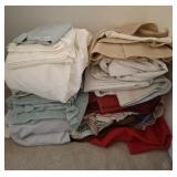 GROUP OF ASSORTED LINENS