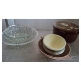 GROUP OF PLASTICWARE, GLASS MIXING BOWLS, SALAD