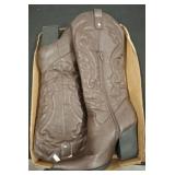 SIZE 8 LADYS HEELED BOOTS