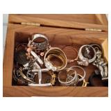 CEDAR BOX OF ASSORTED LADYS RINGS