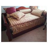 Wooden Daybed with Single Trundle