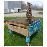 WOOD WORKSHOP TABLE ON CASTER W/ VISES