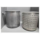 30 QT ALUMINUM STOCK POT, STEAMER BASKET (20QT?)