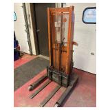 WORKING "BIG JOE" HYDRAULIC LIFT TRUCK