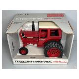 ERTL INTERNATONAL 1566 TRACTOR W/DUALS  DIE-CAST