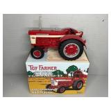 1999 ERTL INTERNATIONAL 660 TRACTOR DIE-CAST