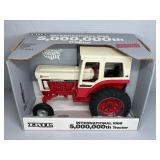 ERTL INTERNATIONAL 1066 TRACTOR WITH CAB DIE-CAST
