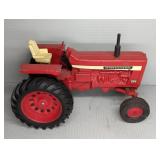 ERTL INTERNATIONAL 856 TRACTOR DIE-CAST