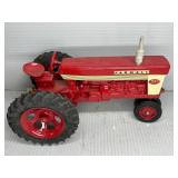 ERTL FARMALL 560 TRACTOR DIE-CAST