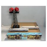 (4) HO SCALE TRAIN CARS AND (1) LIGHT TOWER