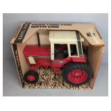 ERTL INTERNATIONAL 1086 TRACTOR W/CAB DIE-CAST