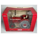 ERTL IH 1456 WHEATLAND TRACTOR DIE-CAST