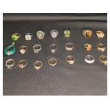 20 RINGS AND LAPIS. MALACHITE PENDANT