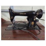 SINGER SEWING MACHINE IN MAHOGANY CASE