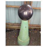 METAL GAZING BALL ON CERAMIC BASE