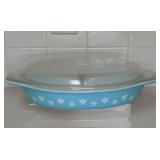PYREX TURQUOISE SNOWFLAKE DIVIDED CASSEROLE DISH