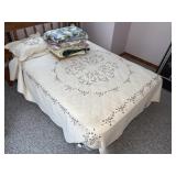 QUILT & PILLOWCASE SET, & (4) QUILT-TYPE BLANKETS