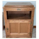 WHITE CLAD OAK ICEBOX-STYLE TV STAND W/ SWIVEL TOP
