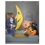 CERAMIC AND WOODEN HALLOWEEN DECOR