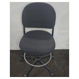 Black Swivel Office Chair 18"×24"×32"