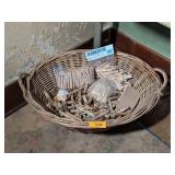 WICKER BASKET WITH CLOTHES PINS