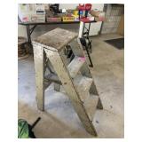 VINTAGE WOODEN STEP STOOL/LADDER