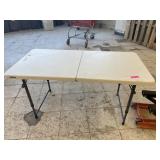 4 FT FOLDING PLASTIC TABLE