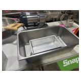 5 STAINLESS PANS, 20X11X6 AND 10X6X3