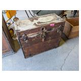 ANTIQUE TRAVELING SALESMAN TRUNK