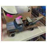 VINTAGE METAL NYLINT TOW TRUCK