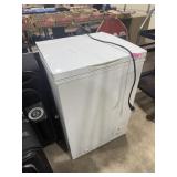 INSIGNIA CHEST FREEZER, 33X21X22IN