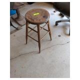 ROUNDTOP WOOD STOOL