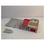 VINTAGE FOLDING HOT WHEELS SERVICE STATION