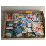 COLLECTION OF ASSORTED VINTAGE BASEBALL CARDS