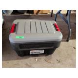 SMALL RUBBERMAID TOTE